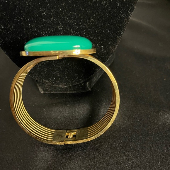 WOMEN'S GOLDEN BRACELET WITH GLAMOROUS DECORATIVE GREEN COLOR - Picture 6 of 9